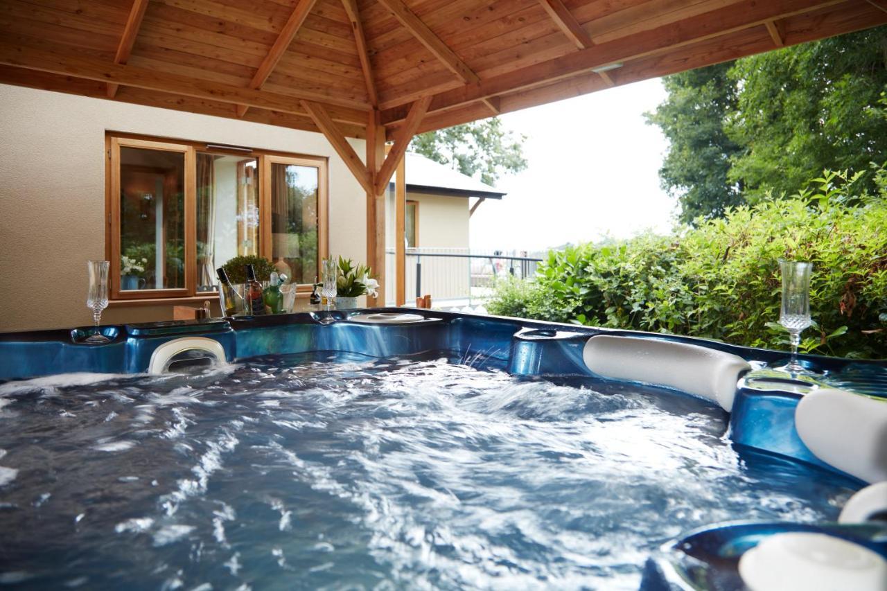 Upper Gelli Luxury Holiday Lodge, Converted Dairy & Cosy Shepherds Huts ويلشبول المظهر الخارجي الصورة